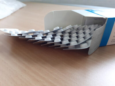 offene Tablettenpackung aus der Blister herausfallen