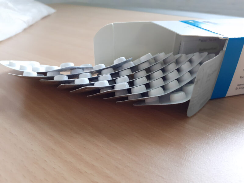 offene Tablettenpackung aus der Blister herausfallen