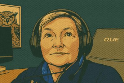 Mensch mit Headset, der Podcast am PC hoert